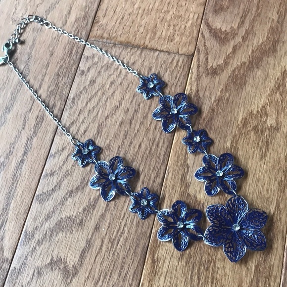 Jewelry - NAVY silver fillagree floral necklace